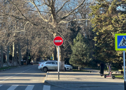 В Анапе граффити со стен домов перешли на дорожные знаки