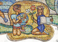 Удивительное мозаичное панно сохранилось на фасаде заброшенного лагеря в Анапе