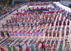 "Хоровод дружбы" в Анапе собрал в круг 1000 человек