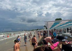 Подняты красные флаги: в Анапе продлен запрет на купание 