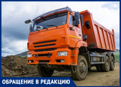 Опасность на дороге: житель ЖК «Горгиппии» бьет тревогу из-за неправильной перевозки грунта грузовиками 