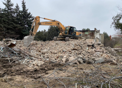 В Витязево начали расчищать земельный участок под строительство детского сада