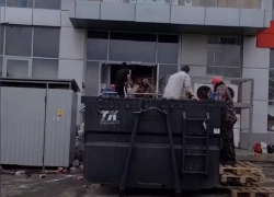 Анапчане атаковали помойку возле горевшего "Магнита" на Крестьянской