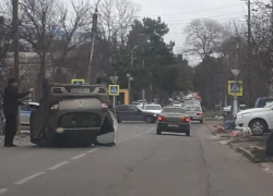 Прямо сейчас! В центре Анапы авария: иномарка перевернулась на крышу