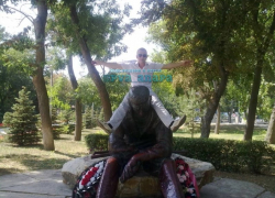 Полиция займётся мужчиной, который залез на монумент павшему воину в Анапе