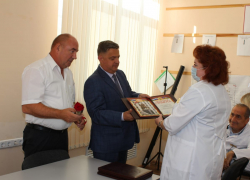 Врачей в Анапе наградили за участие в борьбе с коронавирусом