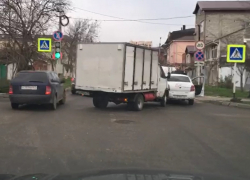 В Анапе хлебовозка врезалась в учебный автомобиль