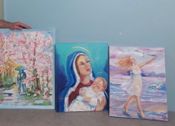 Анапская художница подарила свои картины городской больнице