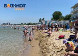 Осторожно – не наступите на людей: на пляжах Анапы тотальный аншлаг 