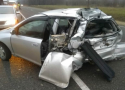 На трассе Краснодар - Анапа КамАЗ снес всю заднюю часть иномарке