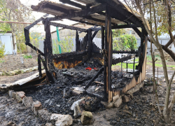 В Чембурке под Анапой сгорел гостевой домик: пострадал мужчина