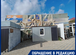 «Приехала и ахнула – уникальное мозаичное панно закрыто безобразными строениями»