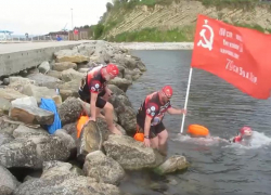 В Анапе пловцы начали заплыв на 77 км в честь Дня Победы