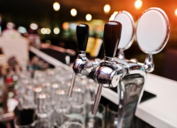 Борьба жильцов и пивнушек: в Анапе могут запретить «наливайки» в жилых домах