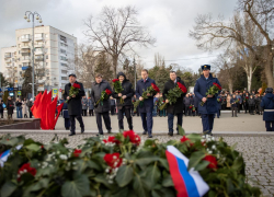 В Анапе в День защитника Отечества возложили цветы к стеле Города воинской славы