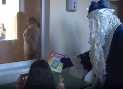 В Анапе Дед Мороз и Снегурочка поздравили ребят в детской больнице