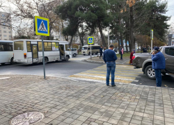 Прямо сейчас! ДТП в центре Анапы: маршрутка влетела в иномарку