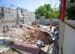 Мэрия Анапы добилась сноса самовольной постройки в центре города