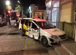 В Анапе вечером такси въехало в дом, а в Анапской горело поле