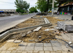 По дороге к морю, по улице Гребенской, бордюры снесли, плитку привезли, а класть никто не торопится 