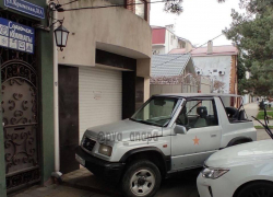 Водитель джипа припарковала машину на тротуаре и была найдена полицейскими Анапы