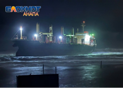 Мощный шторм выбросил на мель сухогруз Blue Shark у берегов Анапы