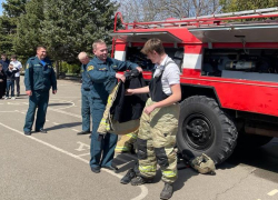 Сотрудники МЧС из Анапы устроили открытый урок школьникам в Гостагаевской