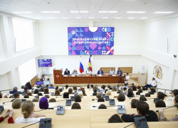 Анапским выпускникам-высокобалльникам выплатят по 100 тысяч рублей