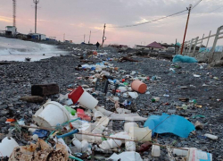 Требуется уборка: берег Большого Утриша после шторма завален турецким мусором 