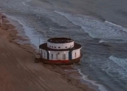 Что известно о странных сооружениях на пляже в Витязево под Анапой