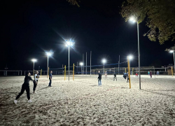 На Центральном пляже Анапы оборудованы площадки для волейбола