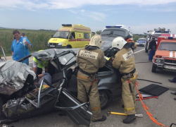 Автомобиль «всмятку»: в аварии под Анапой люди чудом остались живы