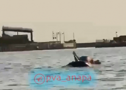 Сексом на матрасе в Чёрном море занялась пара на глазах удивленных туристов