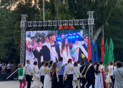 В шикарных платьях и элегантных костюмах выпускники Анапы пришли на праздник «Алые паруса»