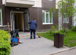 Кто отвечает за уборку подъезда и придомовой территории: что должны делать УК и куда жаловаться жильцам