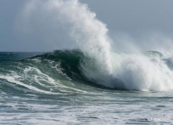 В Анапе объявлен режим повышенной готовности из-за шторма с волнами до 6 метров