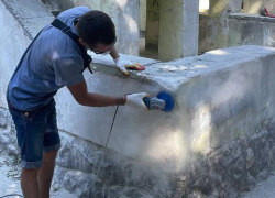 На улице Стаханова в Анапе начали благоустраивать детский городок