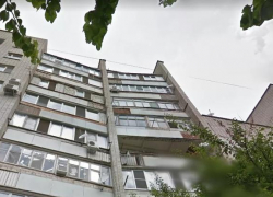 В 12 микрорайоне Анапы мужчина выпал из окна высотки и разбился насмерть