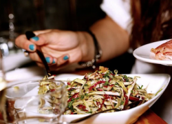 Вопрос, который задают себе анапчане 3 января: доесть или выкинуть новогодний салат?