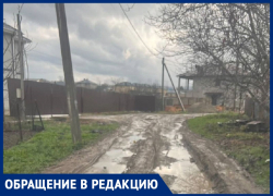 Улица Красная в Усатовой Балке как будто из позапрошлого века – ямы, грязь и битый камень