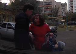 В Анапе женщина с маленьким ребенком избила молодого мужчину