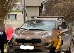 В Анапе автоледи припарковала свою машину прямо на тротуаре