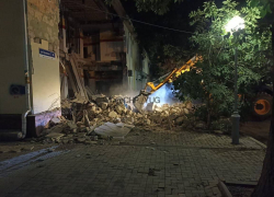 В Анапе обвалился фасад здания – пострадавших нет
