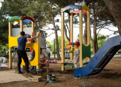 Благоустройство детской площадки и очистка ливнёвок: анапские коммунальщик не сидят без работы 