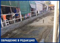На Гостевом проезде в Джемете под Анапой выкопали ров для отвода воды, а закопать забыли?