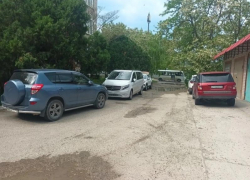 «Паркуюсь где хочу»: двор на Голубца, 107 превратили в бесплатную стоянку для чужих машин