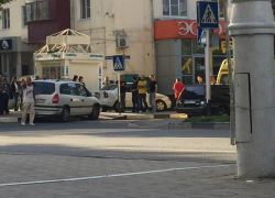 В результате аварии, один из автомобилей вынесло на тротуарный бордюр в Анапе