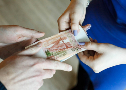 Мебельный мастер обманул анапчанку почти на 50 тысяч рублей