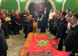 В храме под Анапой состоялась казачья церемония освящения и прибивки  знамени к древку