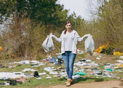 Участок между хлебозаводом и гаражным кооперативом в Анапе завален мусором